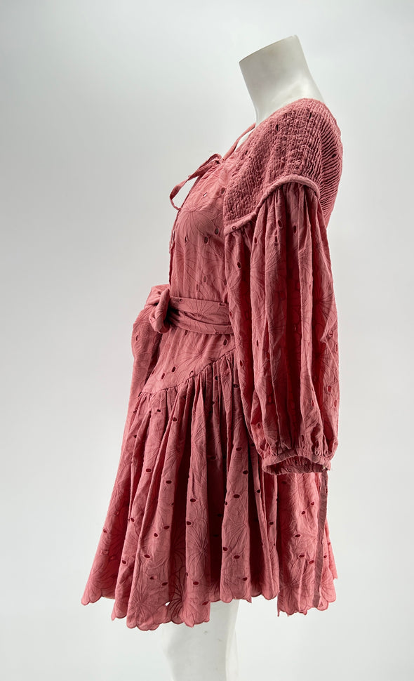 Robe rose à volants avec fleurs