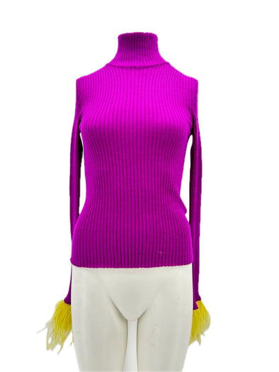 Top violet en cachemire et plumes