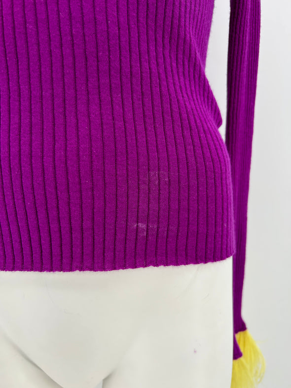 Top violet en cachemire et plumes