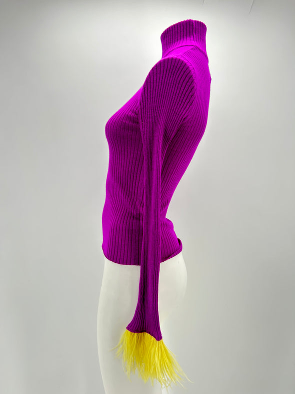 Top violet en cachemire et plumes