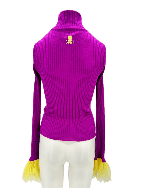 Top violet en cachemire et plumes