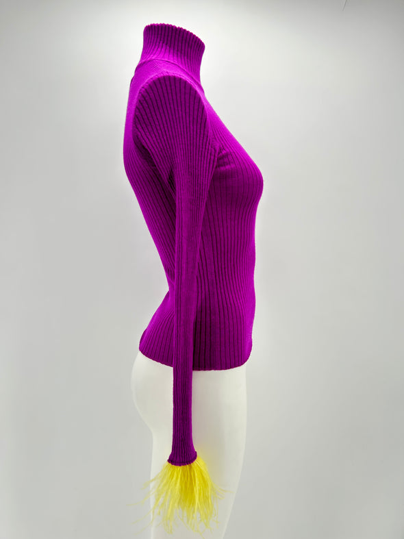 Top violet en cachemire et plumes