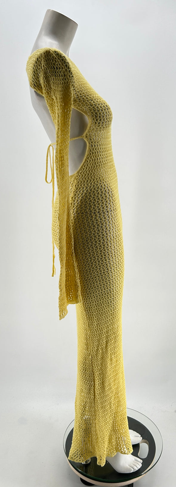 Robe jaune en crochet à dos nu