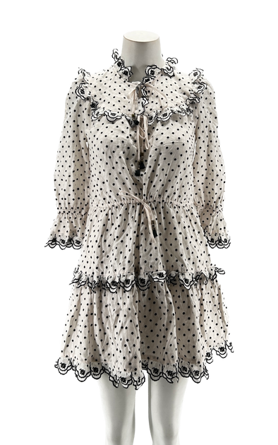 Robe blanche à pois à volants