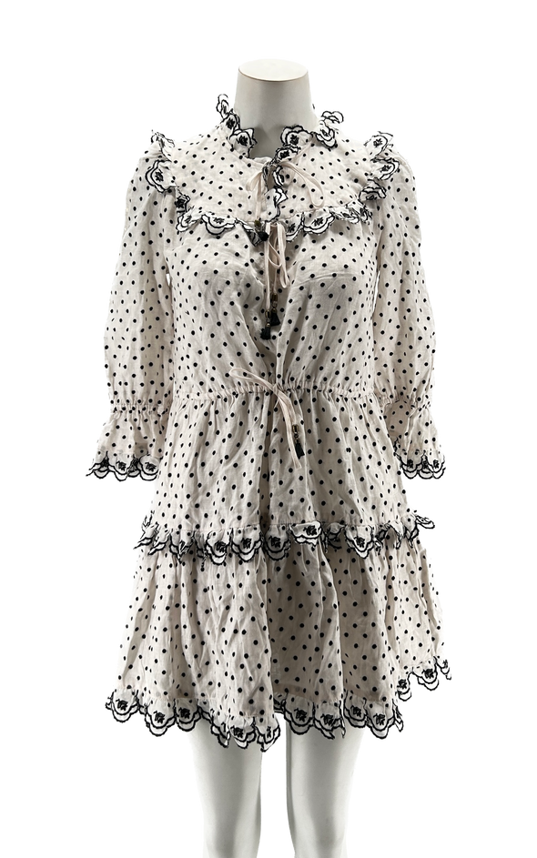 Robe blanche à pois à volants