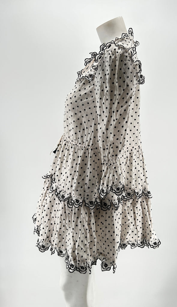 Robe blanche à pois à volants