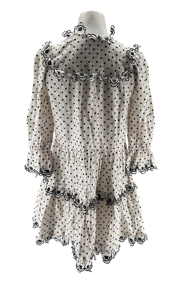 Robe blanche à pois à volants