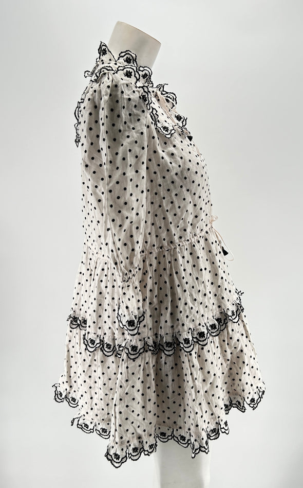 Robe blanche à pois à volants