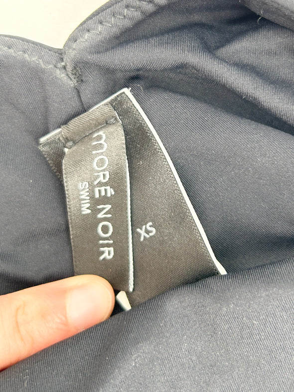 Maillot noir une pièce asymétrique