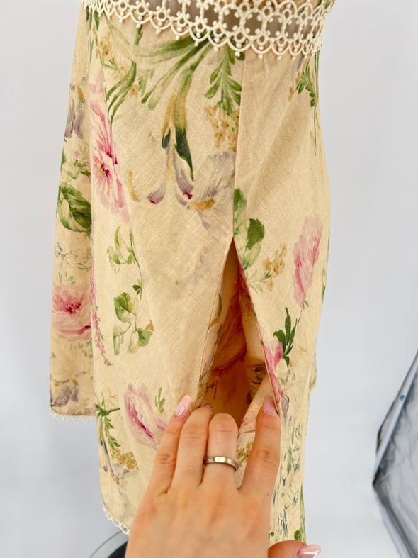 Robe courte beige avec imprimés floraux