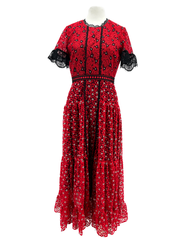 Robe rouge brodée