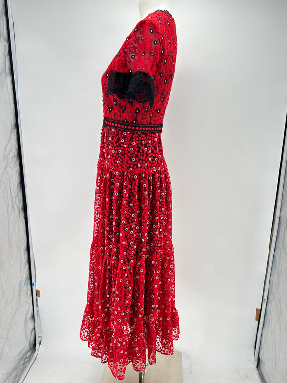 Robe rouge brodée