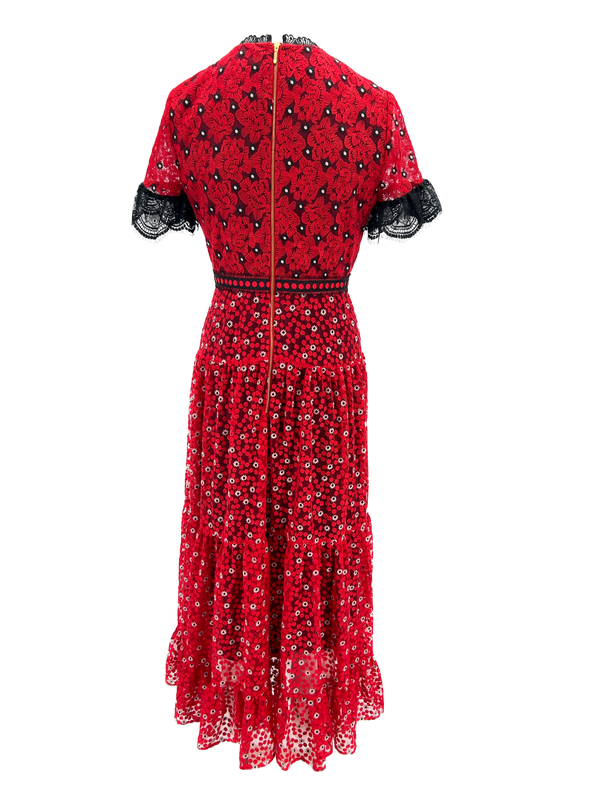 Robe rouge brodée