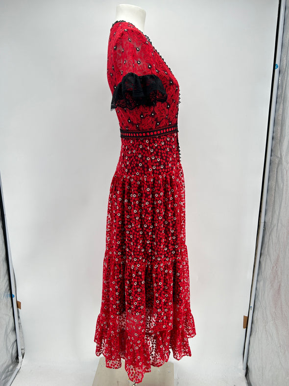 Robe rouge brodée