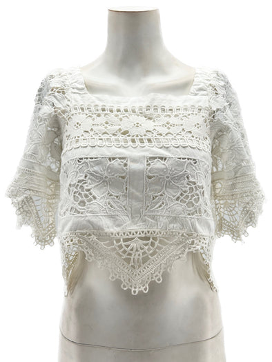 Top blanc en dentelle à nœuds
