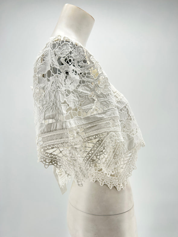 Top blanc en dentelle à nœuds