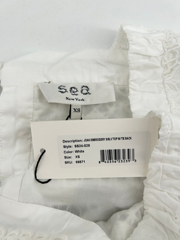 Top blanc en dentelle à nœuds