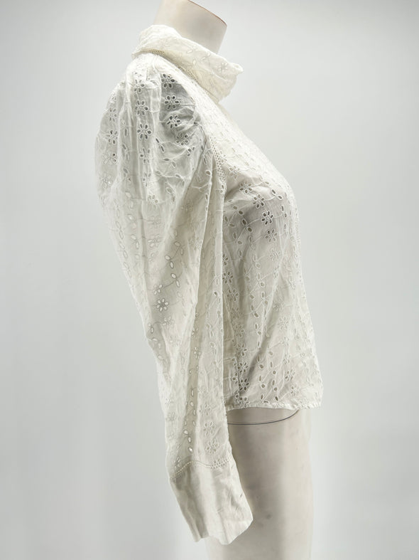 Top blanc à manches longues en dentelle