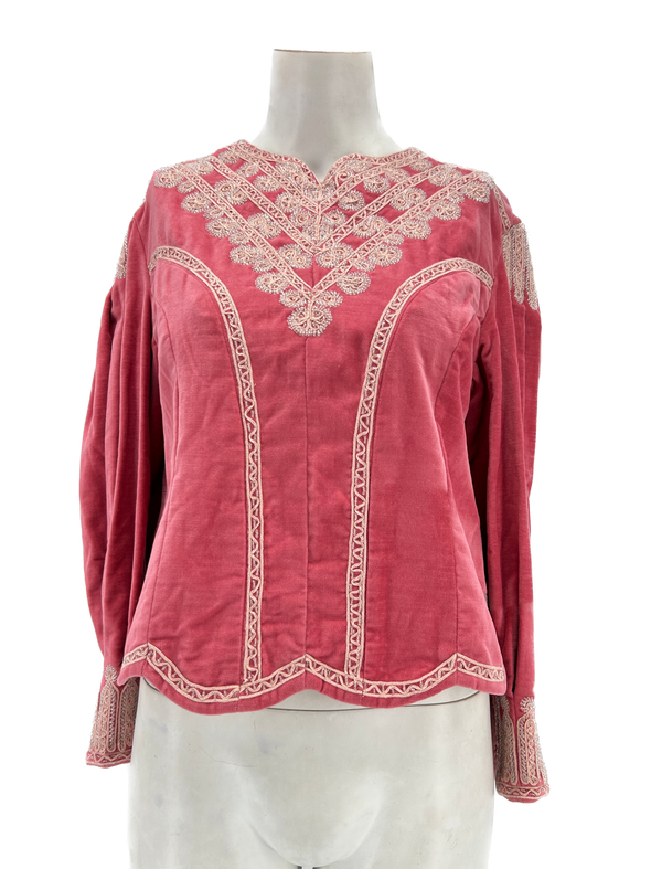 Blouse en velours rose avec broderies
