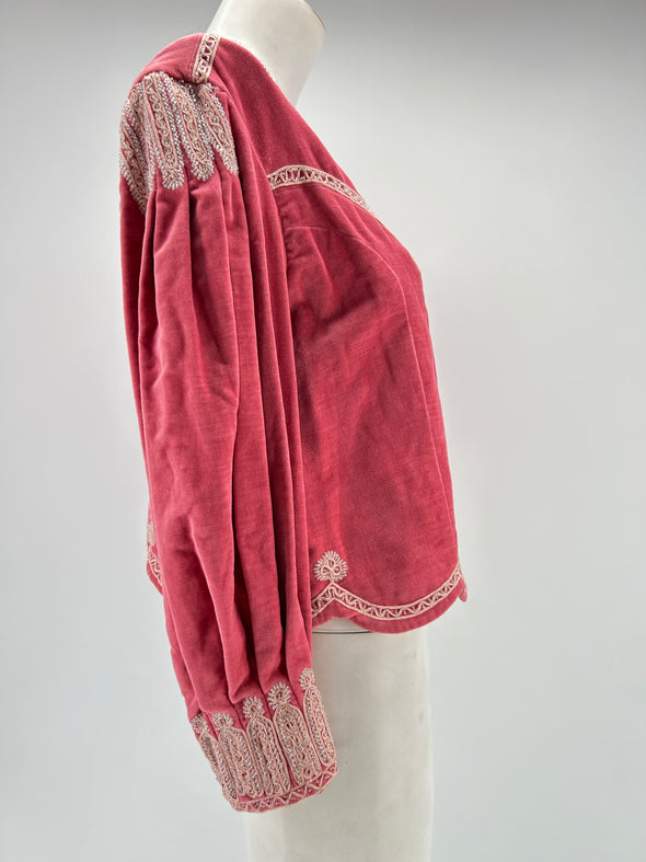 Blouse en velours rose avec broderies