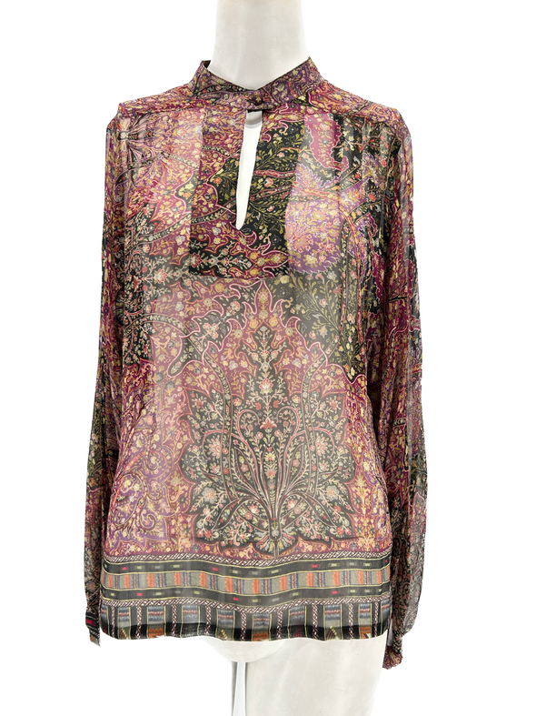 Blouse foncée à imprimés