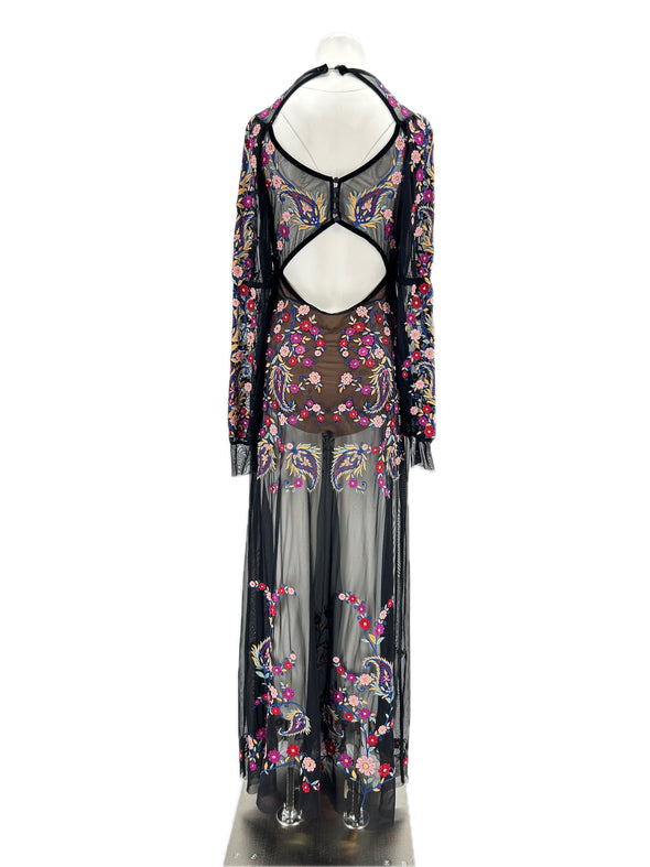 Robe noire brodée de fleurs
