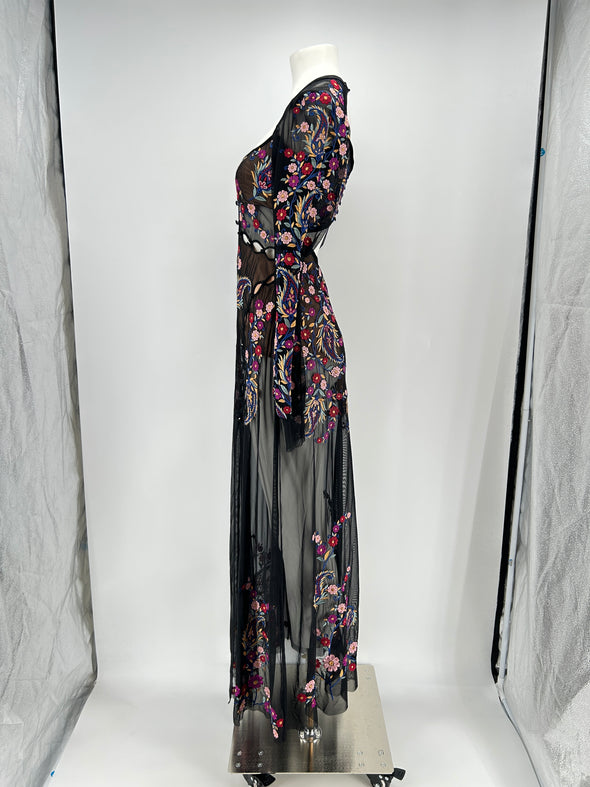 Robe noire brodée de fleurs