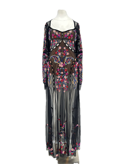 Robe noire brodée de fleurs