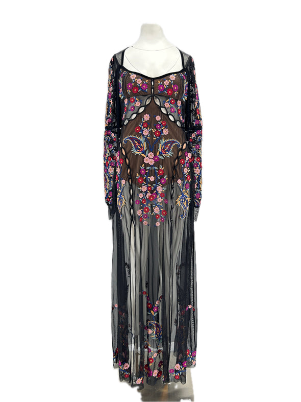 Robe noire brodée de fleurs