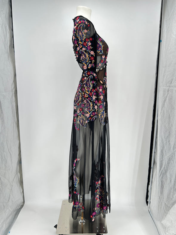 Robe noire brodée de fleurs