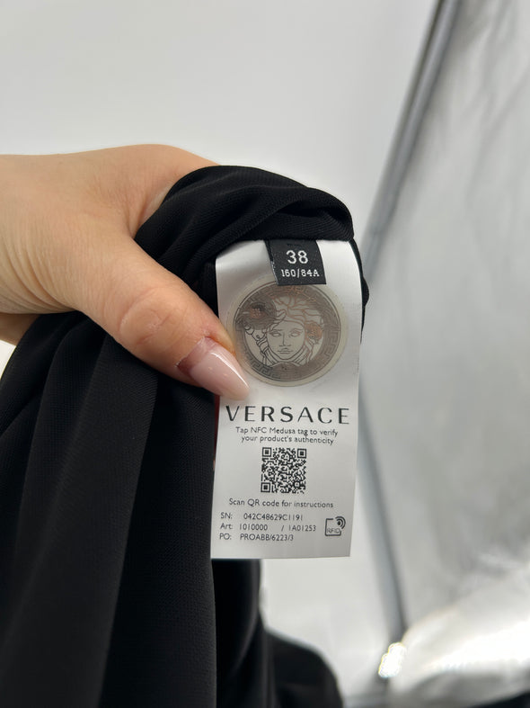 Robe noire à capuche