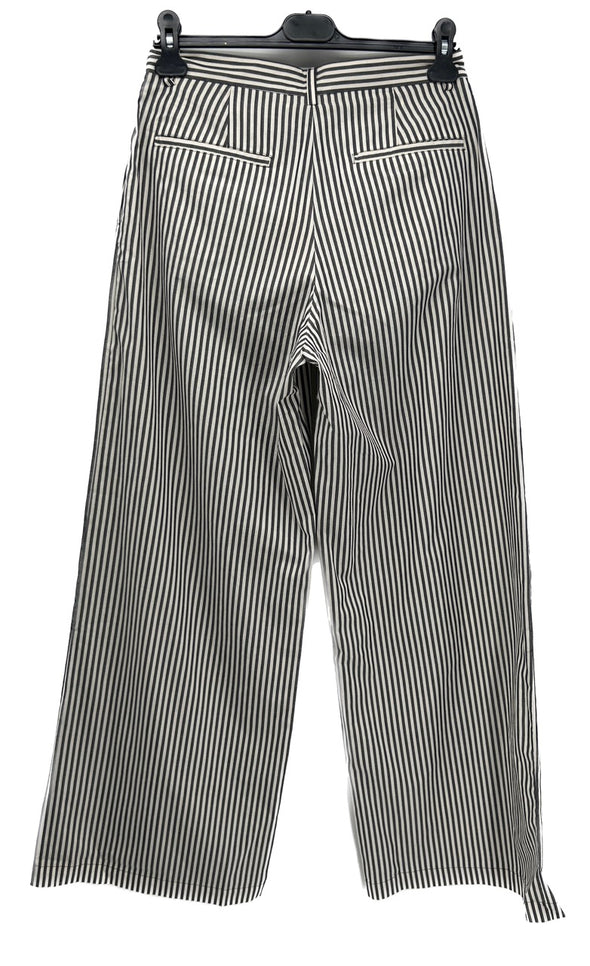 Pantalon à rayures noires et banches