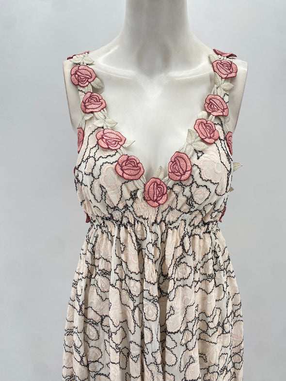 Robe longue blanche et noire à roses