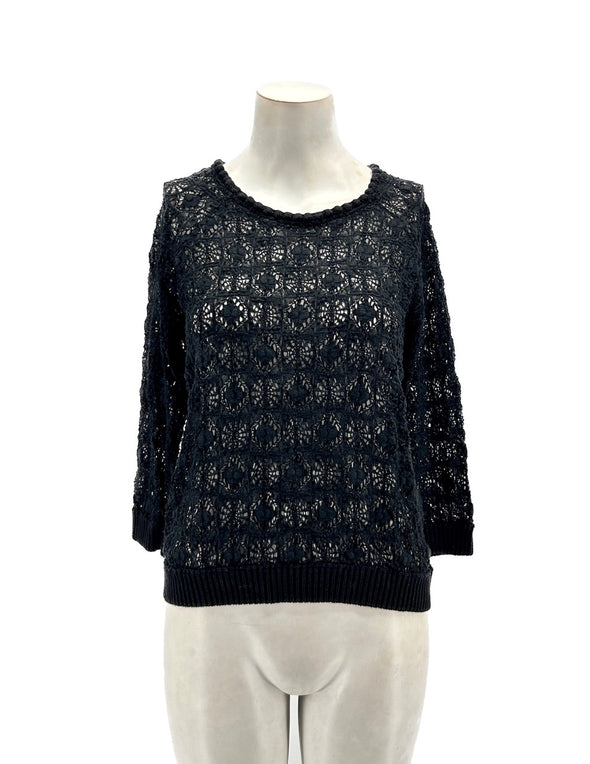 Blouse noire à dentelle et crochet ajouré