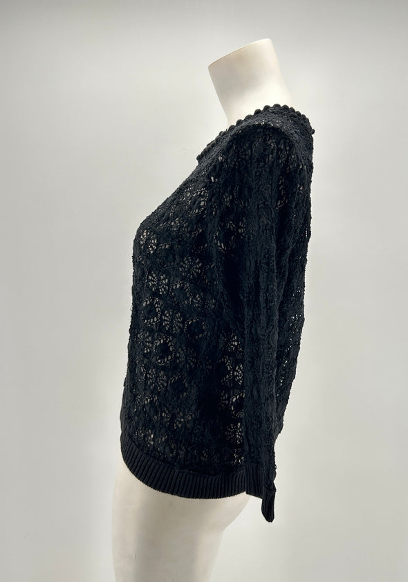 Blouse noire à dentelle et crochet ajouré