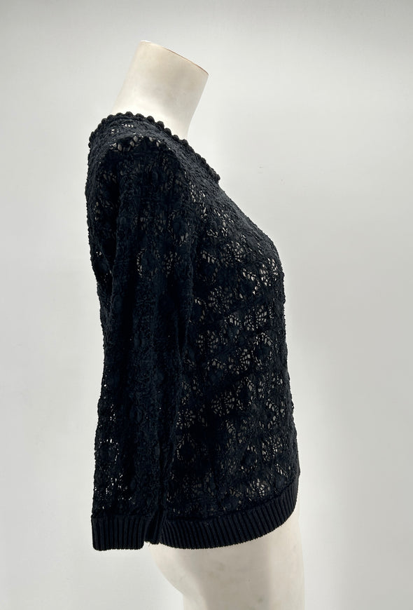 Blouse noire à dentelle et crochet ajouré