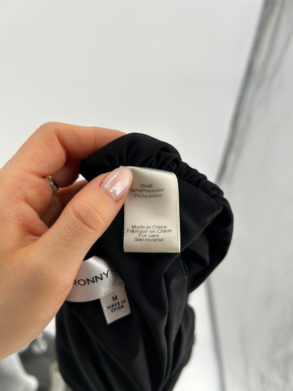 Top noir torsadé "Bebe"