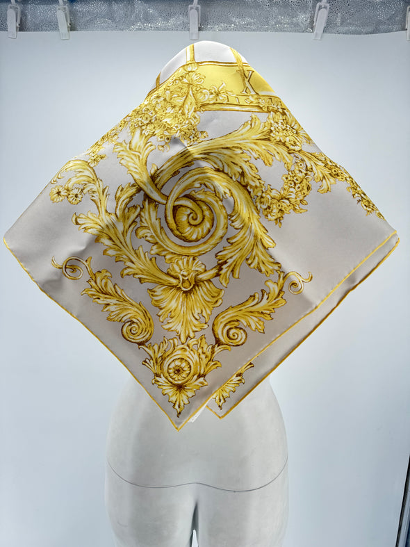 Foulard doré et crème en soie