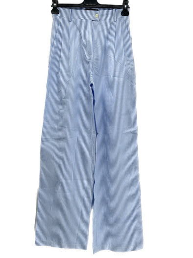 Pantalon bleu à rayures blanches