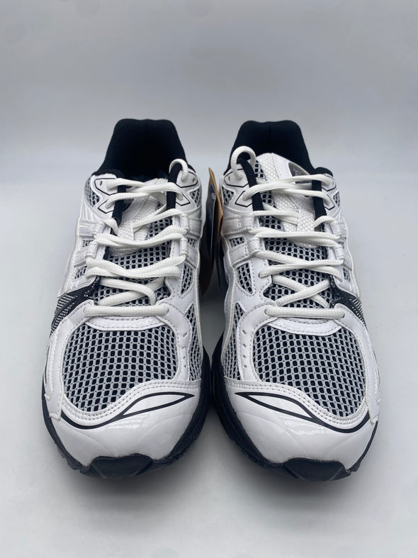 Baskets noires et blanches