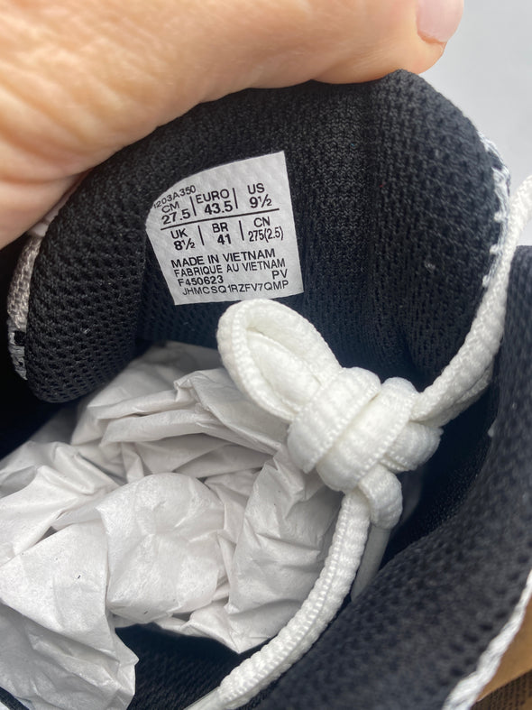 Baskets noires et blanches