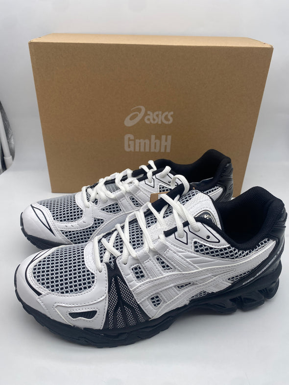 Baskets noires et blanches