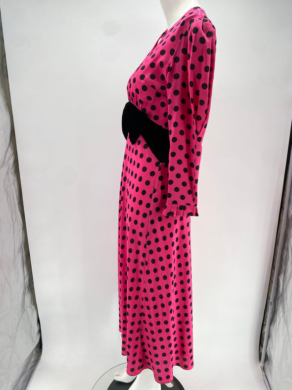 Robe rose à pois noirs en soie