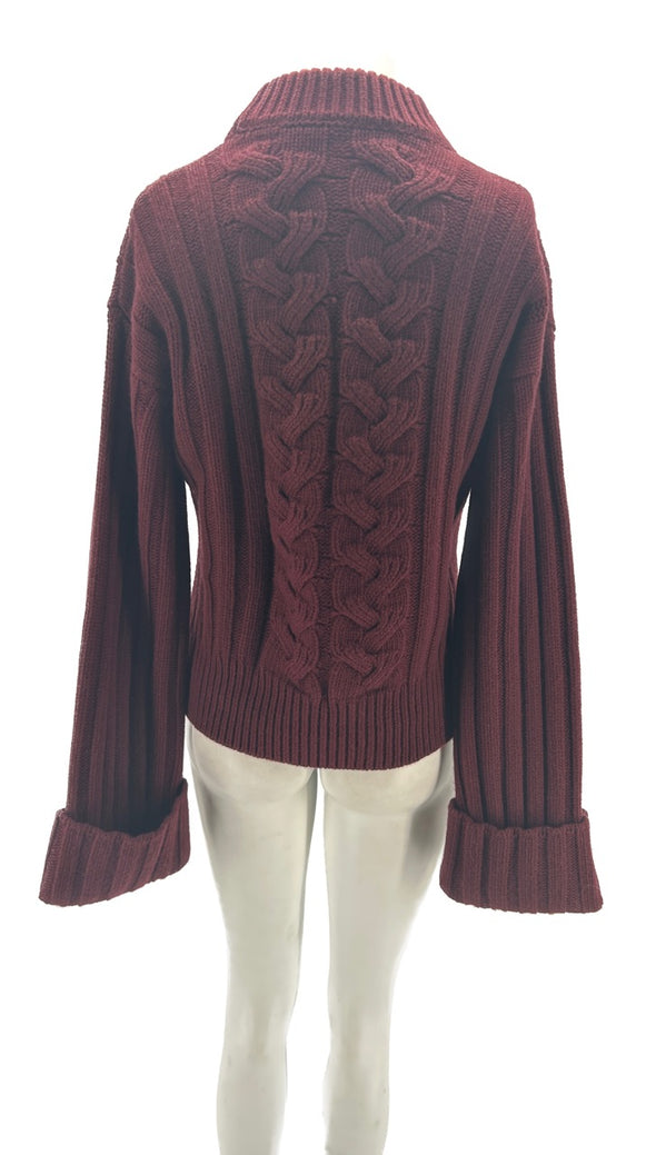 Pull bordeaux à col roulé à torsades