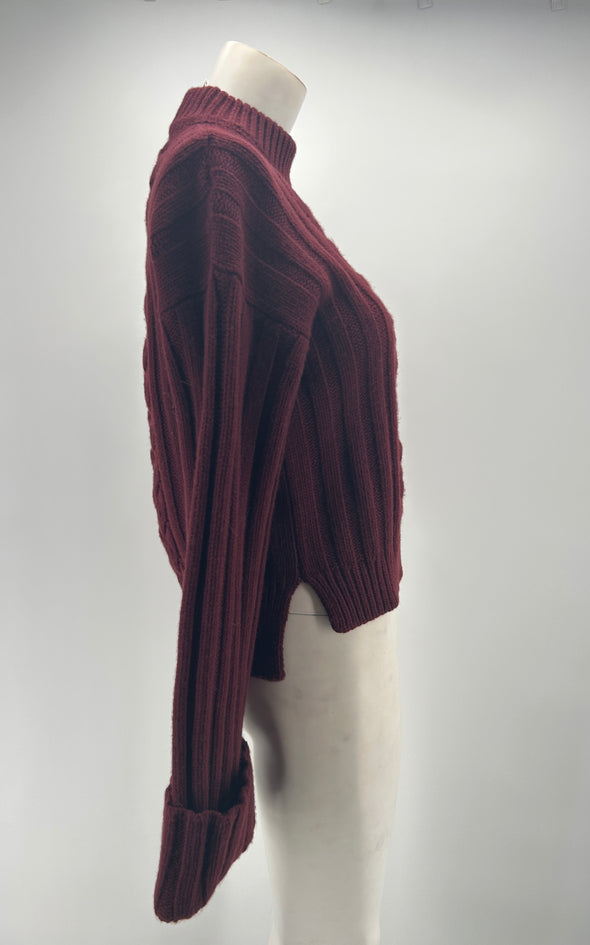 Pull bordeaux à col roulé à torsades
