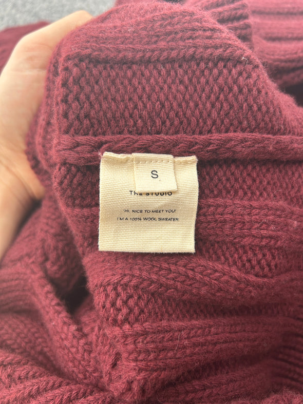 Pull bordeaux à col roulé à torsades