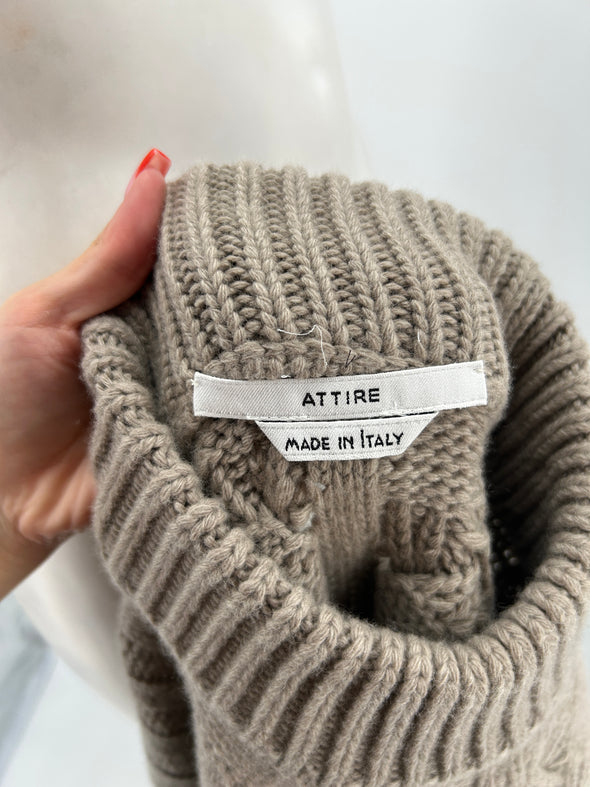 Pull beige à col roulé à torsades