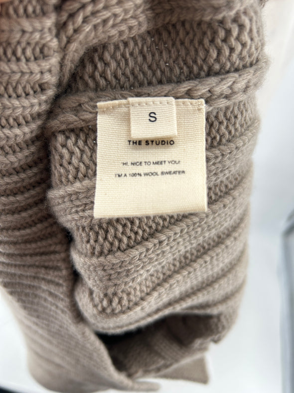Pull beige à col roulé à torsades