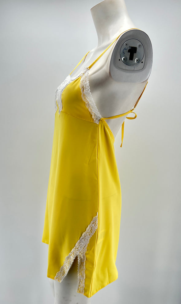 Robe jaune à détails papillons