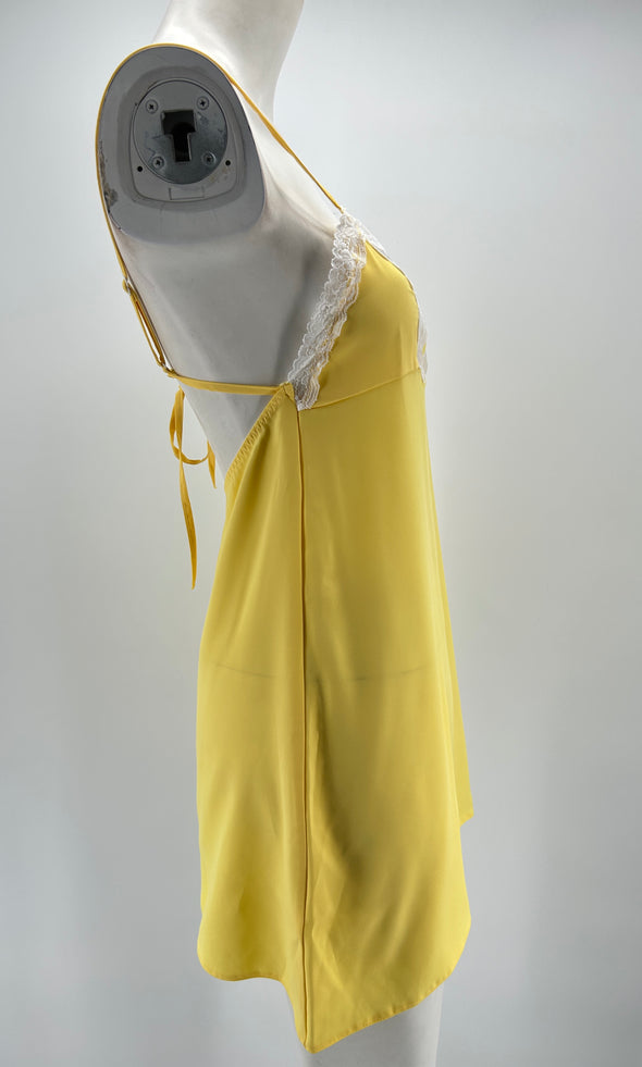 Robe jaune à détails papillons